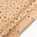 Kraft cadeaupapier met kleurrijke handgetekende sterren en kometen voor DIY-projecten. - Kleurrijke Sterren