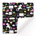 Farbiges Cartoon Einhorn Geschenkpapier mit schwarzem Hintergrund für Geburtstags-DIY - Regenbogen-Einhorn / 50x70cm