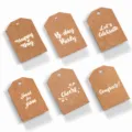 Sechs dekorative braune Kraftpapier-Geschenkanhänger mit festlichen weißen Grüßen - Braune Geschenkanhänger-Kombination / 6 Stück