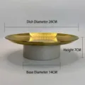 Abmessungsdetail: 26 cm Durchmesser und 7 cm Höhe des goldenen Dessertständers - 26x26x7cm / Hellkhaki Basis