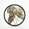 Makro-Detail der goldenen Ginkgoblatt-Skulptur aus Eisen in einem schwarzen Rahmen - 74cm Durchmesser / Ginkgoblatt-Stil
