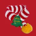 Detaillierte Ansicht des Weihnachtsschals für Haustiere mit Strickbaum und gelbem Pompon - Weiß-Rot Gestreift Weihnachtsbaum