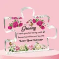 Puzzelvormige acryl plaque met bloemendecoratie en 'Granny' tekst voor interieurdecor. - Curve Q41 / Breedte Ongeveer 8cm Dikte 1cm / Grootmoeder Dankbaarheid Patroon