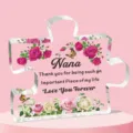 Puzzelvormige acryl plaquette voor Nana met roze bloemenpatroon en liefdesbericht - Curve Q44 / Breedte Ongeveer 8cm Dikte 1cm / Grootmoeder Dankbaarheid Patroon