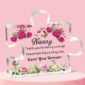 Acryl puzzel plaquette voor Nanny met roze rozen en vlinders gedenkgeschenk - Nanny Patroonstijl (Curve Q46) / Breedte Ongeveer 8cm Dikte 1cm / Transparant Kleurrijk