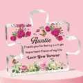 Decoratieve acryl puzzelstuk plaque voor tante met bloemen en een lief berichtje - Auntie Patroonstijl (Curve Q47) / Breedte Ongeveer 8cm Dikte 1cm / Transparant Kleurrijk