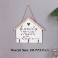 Nahaufnahme des hausförmigen Schlüsselbretts aus Holz mit Familienspruch und Haken - Weißes Haus