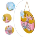 Decoratieve ronde houten deurhanger met hello-bord roze hek en blauwe fiets detail - Fiets Stijl (X2-28) / 30x30cm