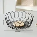 Noordse fruitmand van 25 cm van zwart metaal met houten basis voor snacks en brood - Bloemblad Rand Met Houten Basis