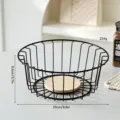 Moderne minimalistische noordse fruitmand van zwart draad met houten bodem, 25 cm - Platte Mond Met Houten Basis