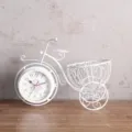 Vintage Eisen Fahrrad Tischuhr mit Blumenkorb, kreative dekorative Tischdekoration. - Weiß