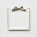 Posavasos vintage cuadrado blanco con borde dorado envejecido y detalle de lazo. - Blanco