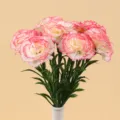 Détail d'un bouquet d'œillets artificiels à bord rose dans un vase blanc minimaliste - Bord Rose
