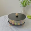 Detail of minimalist round fruit bowl with black lid and wooden handle containing tomatoes - Round / 22*22*13cm