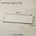 Nahaufnahme eines cremefarbenen Metall-Serviertabletts mit Maß- und Gewichtsangaben - L / Cremebeige
