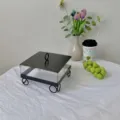 Caja de exhibición de postres cuadrada negra con patas altas y tapa - Caja de Exhibición Cuadrada de Patas Altas (T16001) / Hierro+Acrílico; 20x20x14.5cm / Negro