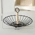 Minimalistische zwarte fruitmand van draad met een handvat van natuurlijke houten kralen - S-Curve Met Houten Kralen Handvat