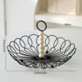 Noordse zwart metalen draad fruitmand met houten kralen handvat, 10 inch ronde schaal - Ronde Mond Met Houten Kralen Handvat