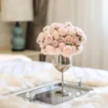 Detalle de 27 peonías artificiales rosas en un jarrón de plata en una bandeja espejo - 2 Ramos Peonía Con Copa Plateada / 2 Ramos/Paquete / Rosa
