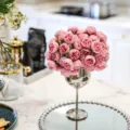 Detalle macro de un ramo de 27 rosas artificiales rosadas en un jarrón de plata decorativo - 2 Ramos Peonía Con Copa Plateada / 2 Ramos/Paquete / Rosa rojo