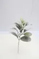 Vue détaillée d'une feuille artificielle floquée avec une texture douce gris-vert - Herbe oreille de lapin