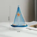 Holz-Segelbootmodell im mediterranen Stil mit blauem Netzelement und Seestern - Klein (11x3x14.5cm) / Marineblau Klein (Seestern Distressed)