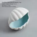 Elegante witte schelp keramische sieradenschaal met lichtblauwe binnenkant voor ringen - Middelgrote Schelpmondstijl / Aqua