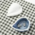 Vassoio portagioie mediterraneo a conchiglia bianca con interno blu e orecchini. - Conchiglia con Coperchio