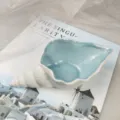 Elegante vassoio portagioie mediterraneo in ceramica a forma di conchiglia blu chiaro - Stile Conchiglia Appuntita