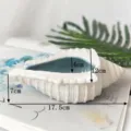 Vassoio per gioielli a conchiglia mediterranea in elegante ceramica blu e bianca - Conchiglia Spinosa 17.5x12x7