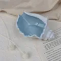 Vassoio portagioie in ceramica a forma di conchiglia blu e bianca per comodino - Conchiglia Seghettata Aperta 15.5x11x6.5