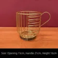 Eleganter Kaffeekapselhalter aus goldfarbenem Draht mit natürlichem Holzsockel als Ständer - L / Gold