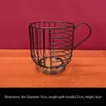 Kaffeekapsel-Halter in Tassenform aus schwarzem Metalldraht mit rundem Holzsockel - L / Schwarz