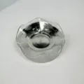 Vista detallada superior de un frutero de cristal con borde ondulado y base de acero inox. - Estilo de Onda Triangular / 11x11x3.3cm / Plata+Transparente
