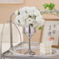 Elegante ramo de 27 rosas y camelias artificiales blancas en un florero de plata decorado - Blanco