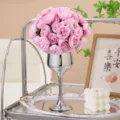 Ramo de camelias rosas artificiales de 27 cabezas en un elegante jarrón plateado - Rosa rojo