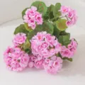 Beau bouquet de géraniums artificiels roses avec feuilles vertes détaillées vue SKU - Rose foncé