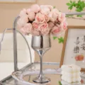 Ramo de rosas y camelias rosas artificiales de 27 cabezas en un elegante jarrón cáliz plateado - Champaña