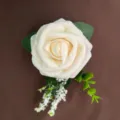 Elegante witte PE kunstmatige roos corsage met groene bladeren voor bruidegom - Melkwit
