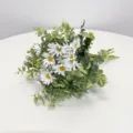 Detalle de ramo artificial de margaritas y eucalipto para decoración de bodas. - Blanco