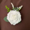 Detailweergave van een witte PE-schuimroos corsage met groene bladeren voor bruiloften - Wit