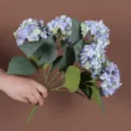 Detailweergave van een blauw en paars kunstmatig hortensiaboeket met vijf koppen - Blauwpaars