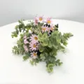 Ramo artificial de margaritas rosas y eucalipto para decoración de bodas y hogar. - Rosa