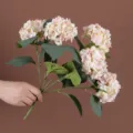 Primo piano di un mazzo di ortensie artificiali realistiche a cinque teste rosa chiaro - Rosa