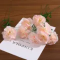 Vue détaillée de fleurs d'œillets artificiels roses sur un fond blanc minimaliste - Rose Printemps