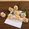 Détail d'oeillets artificiels couleur champagne sur une surface en bois. - Champagne foncé