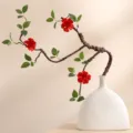 Rama artificial de estilo Zen chino con flores rojas en un jarrón de cerámica blanca - Rojo