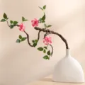 Elegante rama artificial de estilo Zen chino con flores de magnolia rosa en jarrón - Rosa