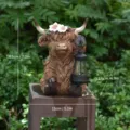 Άγαλμα κήπου αγελάδας Highland με ηλιακό φανάρι, εξωτερική διακόσμηση ρητίνης 18.5cm - Καθιστή Αγελάδα Με Φανάρι