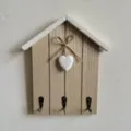 Rustic wooden house-shaped wall hook with heart decoration and three metal key hooks - Hanging heart house-wood color / 21x17.5x3CM